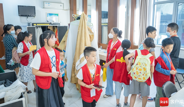 　　南国小记者走进海南省歌舞剧院，探秘舞剧《李白》台前幕后。记者 李昊 摄