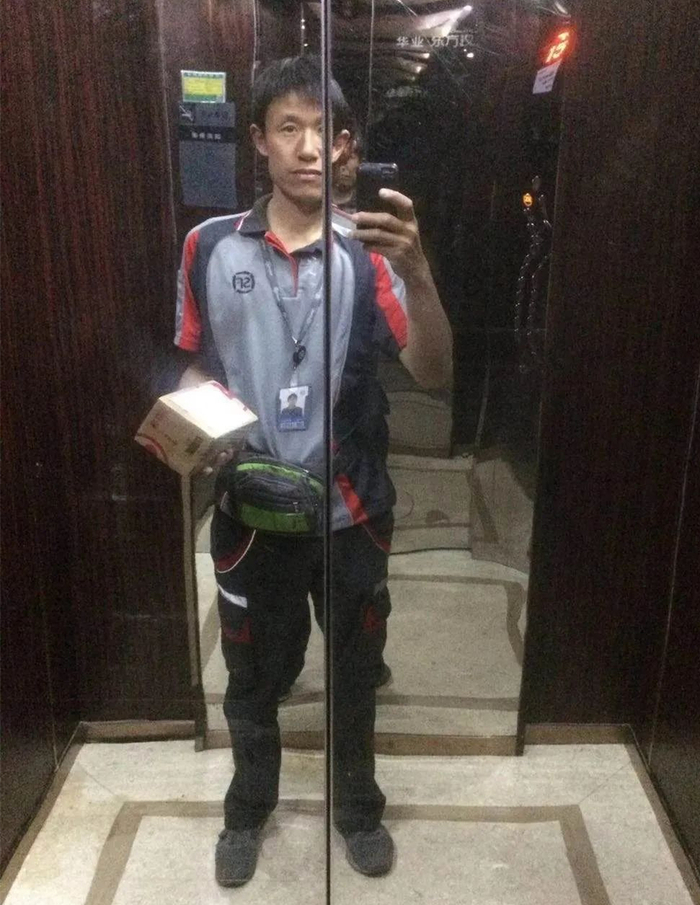 在北京送快递时的胡安焉&nbsp; 受访者供图
