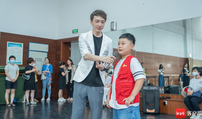 　　南国小记者走进海南省歌舞剧院，探秘舞剧《李白》台前幕后。记者 李昊 摄