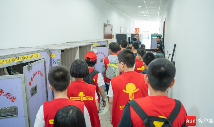 　　南国小记者走进海南省歌舞剧院，探秘舞剧《李白》台前幕后。记者 李昊 摄