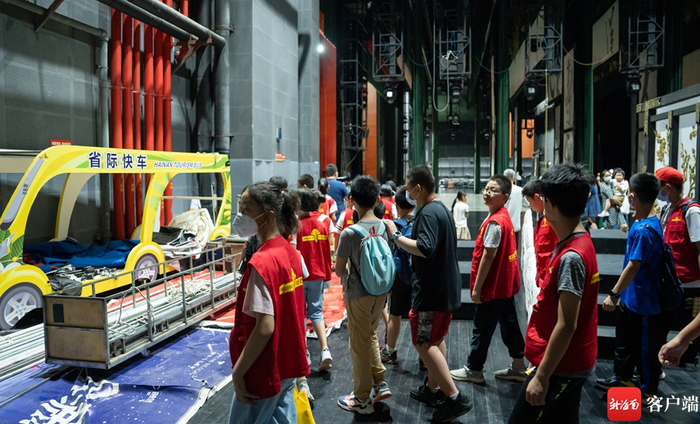 　　南国小记者走进海南省歌舞剧院，探秘舞剧《李白》台前幕后。记者 李昊 摄