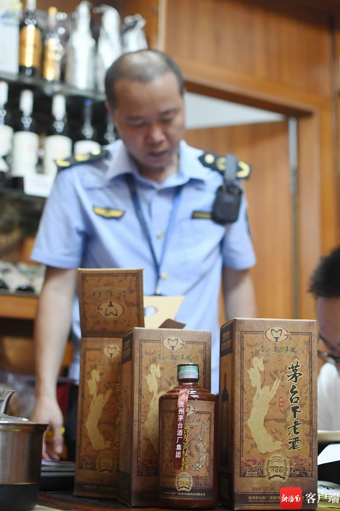 　　执法人员对涉嫌侵犯注册商标专用权的“茅台不老酒”予以查扣。记者 蒙健 摄