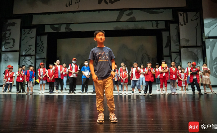 　　南国小记者走进海南省歌舞剧院，探秘舞剧《李白》台前幕后。记者 李昊 摄