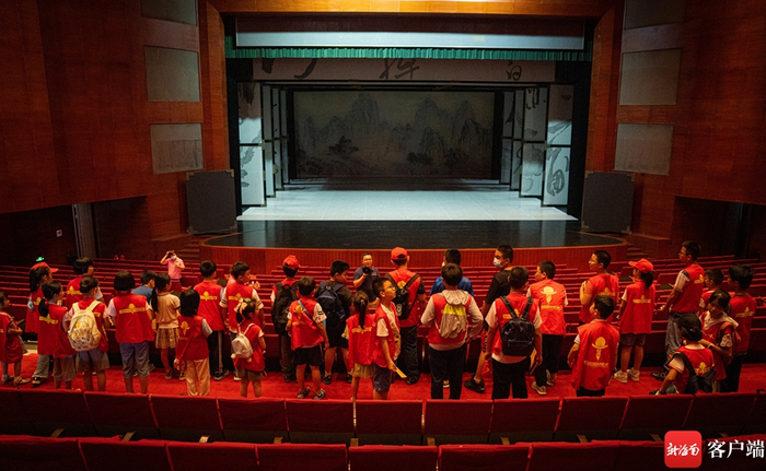 　　南国小记者走进海南省歌舞剧院，探秘舞剧《李白》台前幕后。记者 李昊 摄