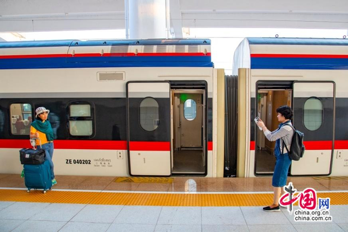 　　旅客与“澜沧号”列车合影。中国网发 吕彪/摄