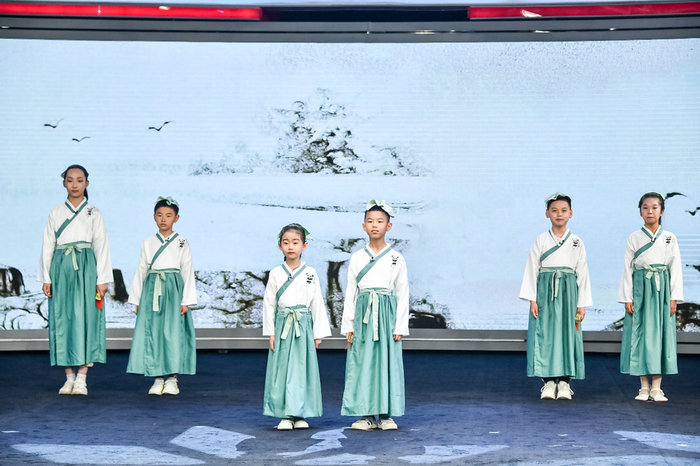 图：叫叫的小读者身着传统服饰，表演了《我把中国诗“画”给你》