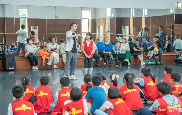 　　南国小记者走进海南省歌舞剧院，探秘舞剧《李白》台前幕后。记者 李昊 摄