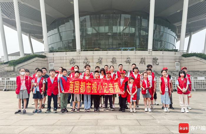 　　南国小记者走进海南省歌舞剧院，探秘舞剧《李白》台前幕后。记者 李昊 摄