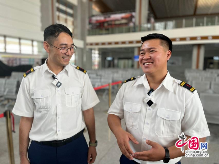 　　中老铁路国际旅客列车首发车D888次司机刘银能和邬俊鸿。中国网记者 唐佳蕾／摄