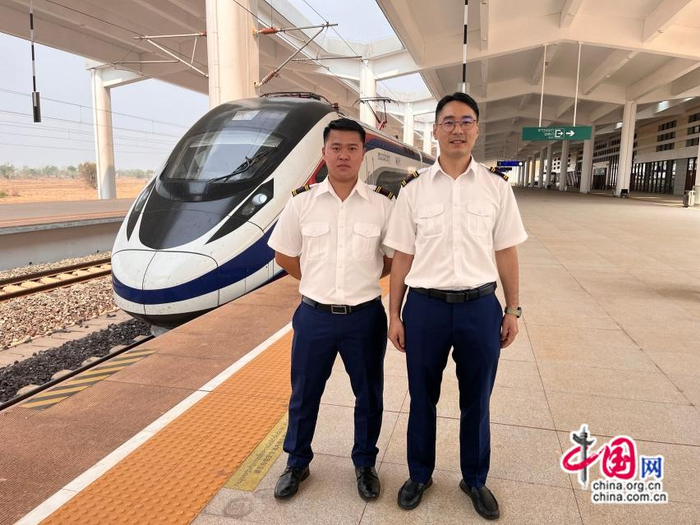 　　中老铁路国际旅客列车首发车D888次司机刘银能和邬俊鸿。中国网记者 唐佳蕾／摄