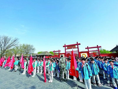 研学团队列队进入殷墟。资料图片