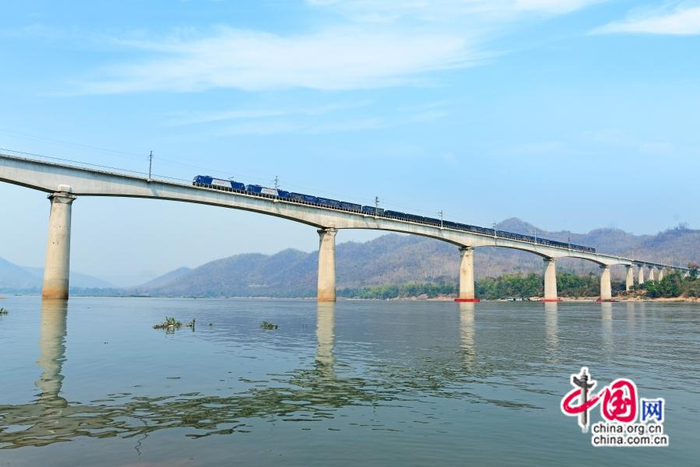 　　双HXD3CA牵引货物列车驶过蓝天下的琅勃拉邦湄公河特大桥。中国网发 罗春晓/摄