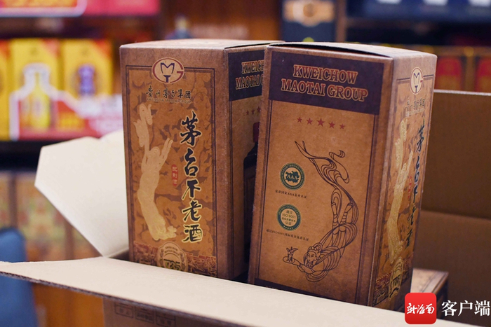 　　执法人员对销售侵权白酒的商行予以调查。记者 蒙健 摄