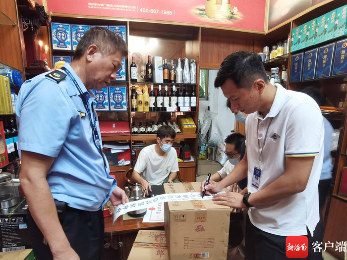 　　执法人员检查发现涉嫌侵权的白酒。记者 蒙健 摄