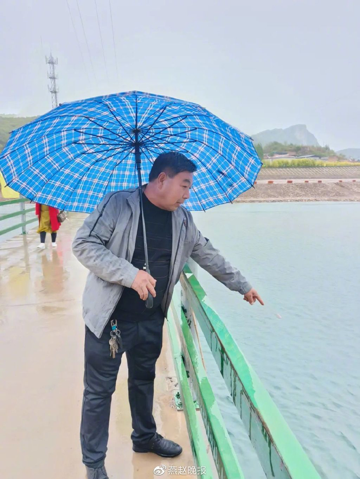 牛王庙村党支部书记尹彦忠告诉记者当日汽车坠河的大致地点。