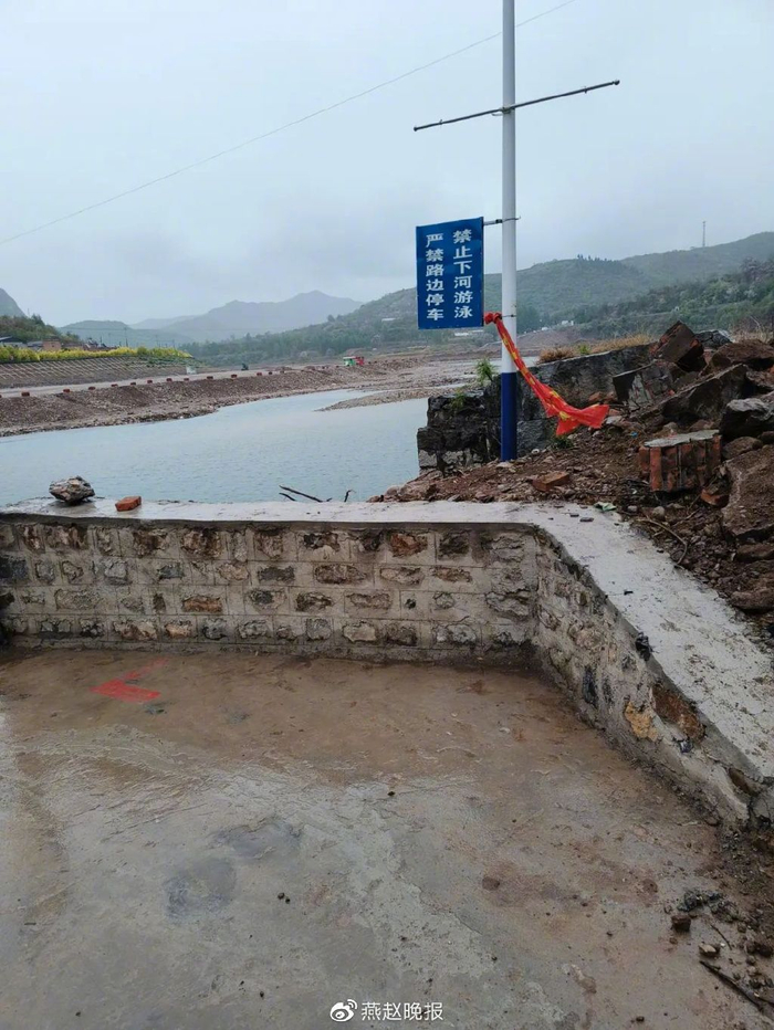 汽车坠河的地方已经加固。
