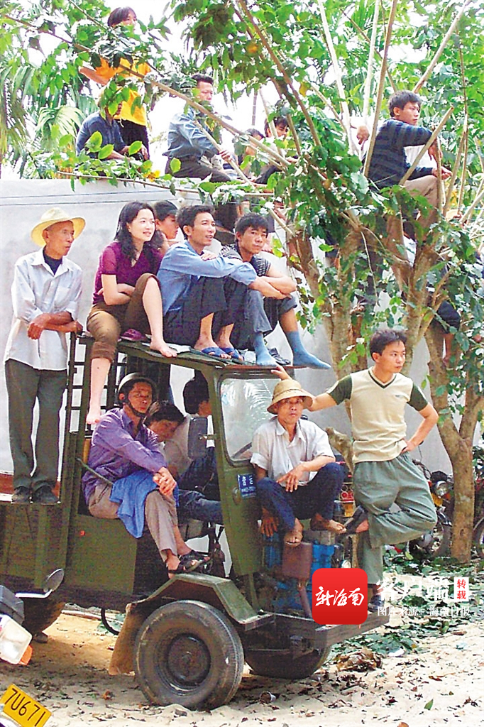 　　文昌居民在拖拉机上观看排球比赛（摄于2002年）。苏晓杰 摄