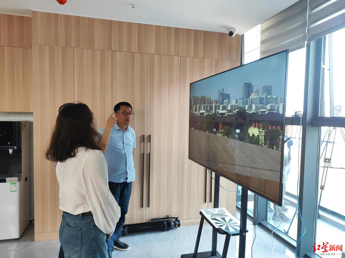 ▲国创中心研发人员正在进行技术调试