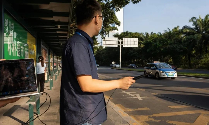 在马路边测试降噪功能（受访者供图）