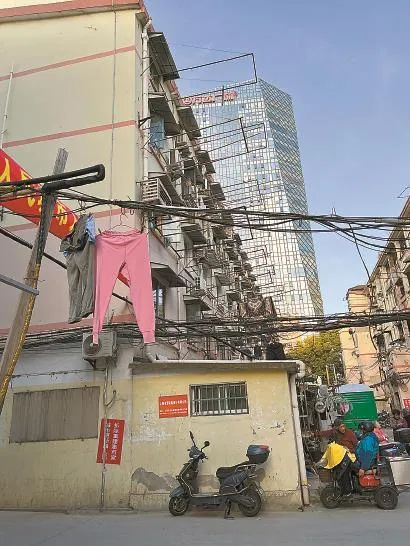 在空中管线上晒衣，颇不安全