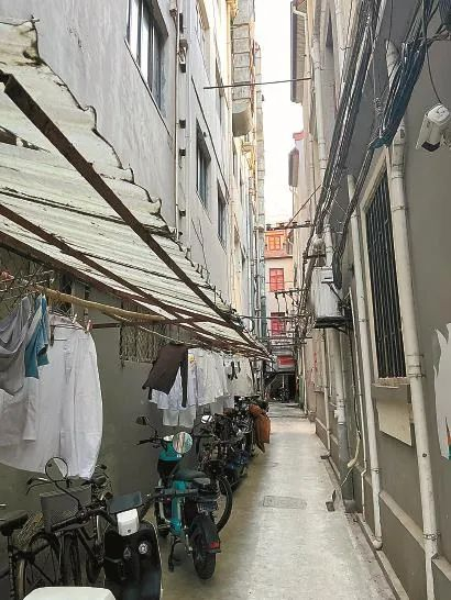 弄堂里的晒衣雨棚。 