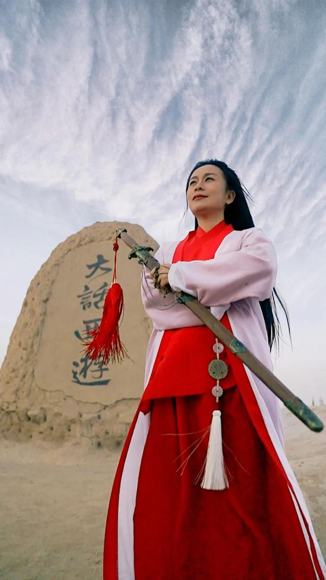 马海波在宁夏镇北堡西部影视城《大话西游》取景地扮演紫霞仙子，被网友调侃“紫霞姥姥”。受访者供图