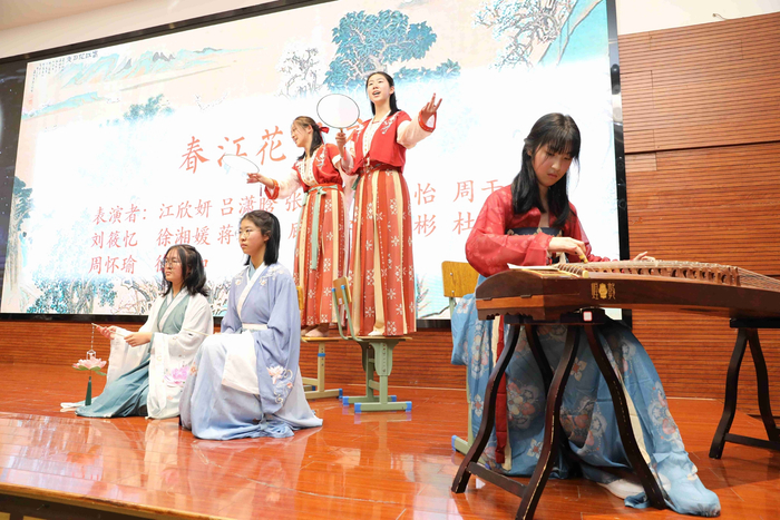 鄞州高级中学开展中华经典吟诵大会。学校供图