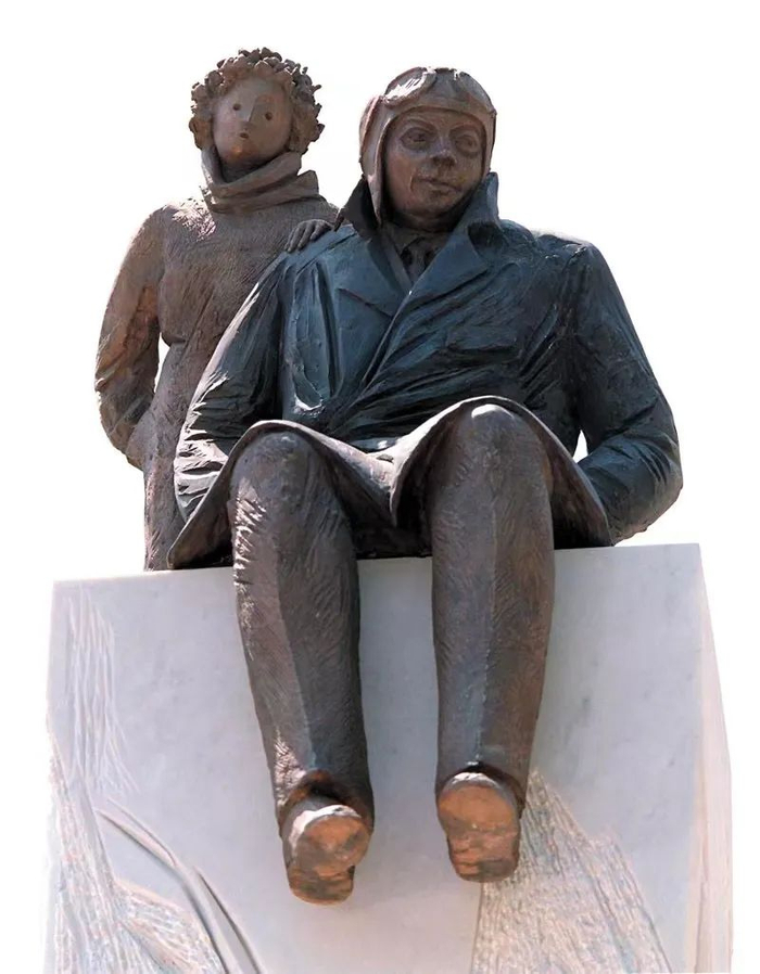  小王子和圣埃克苏佩里的雕塑