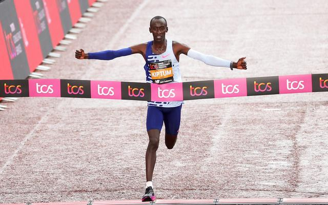 肯尼亚选手凯尔文·基普图姆冲过终点。他以2小时01分25秒获得伦敦马拉松冠军。  图/新华社