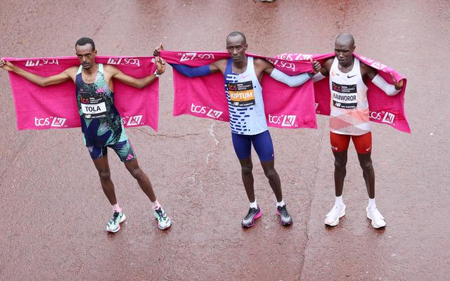肯尼亚的基普图姆（中）夺冠，肯尼亚的卡姆沃罗尔（右）和埃塞俄比亚的托拉分列二三名。  图/新华社