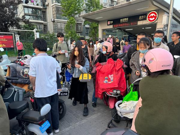 △金运路站外，出站人流与非机动车混行。