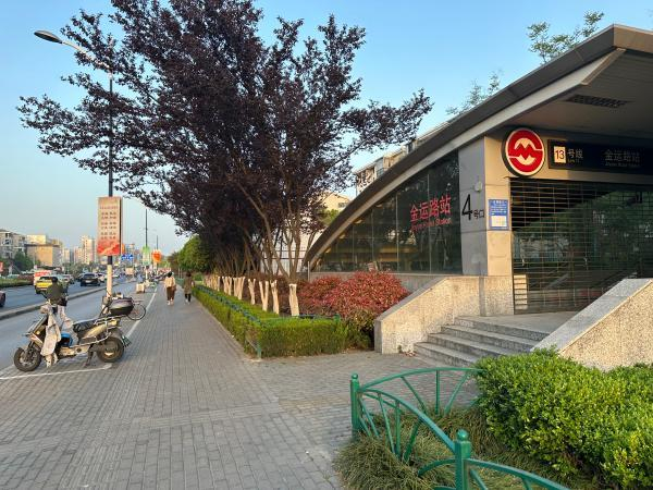 △未开通的4号口外，非机动车停放区域十分“冷清”。