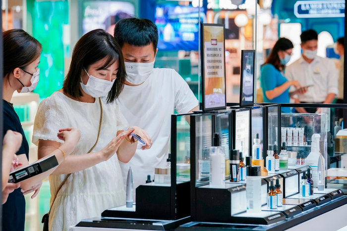 图为顾客在三亚国际免税城选购护肤品。