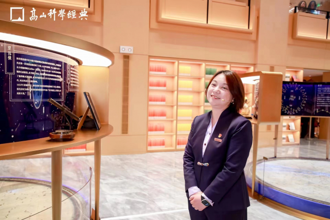 徐汇区图书馆馆长房芸芳导览“有光——《赤道南北两总星图》特别展”