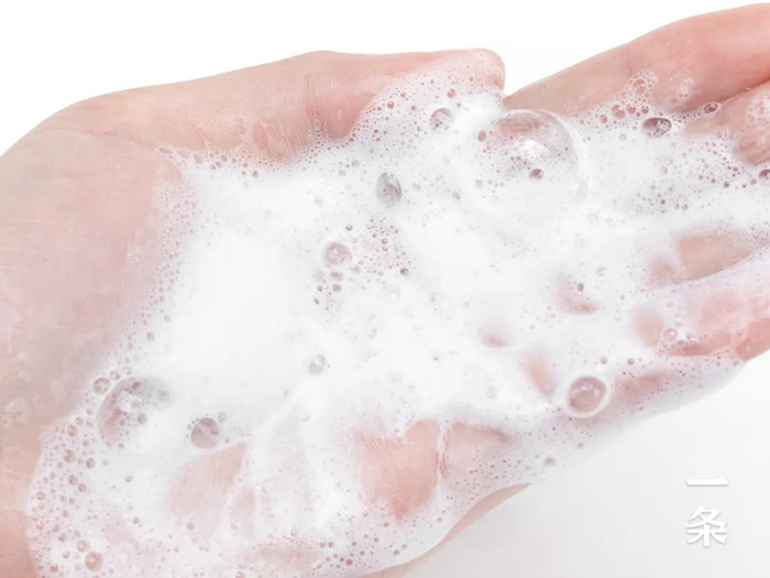 泡沫非常丰富，随手搓一搓，就有绵密的泡沫。