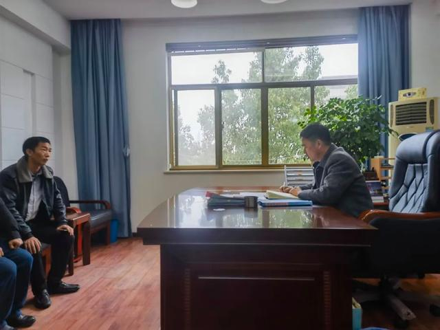 3月22日上午，解伟在他的办公室和当地一家景区负责人讨论工作。新京报记者 李照 摄
