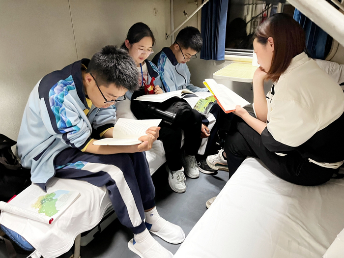鄞州高级中学师生在研学绿皮火车上阅读。学校供图