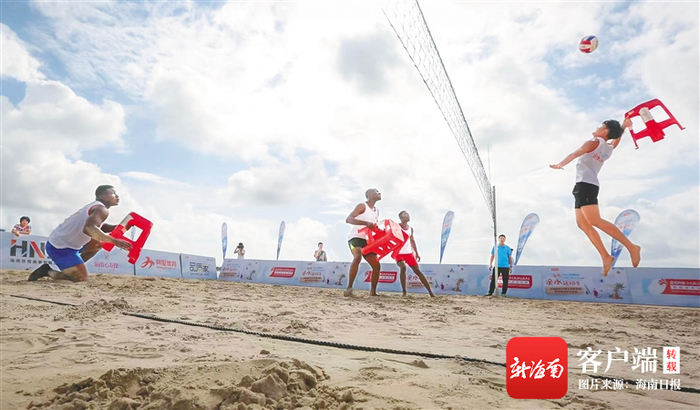 　　在文昌高隆湾举办的一场沙滩排球赛上，球员用凳子击球。海南日报记者袁琛摄