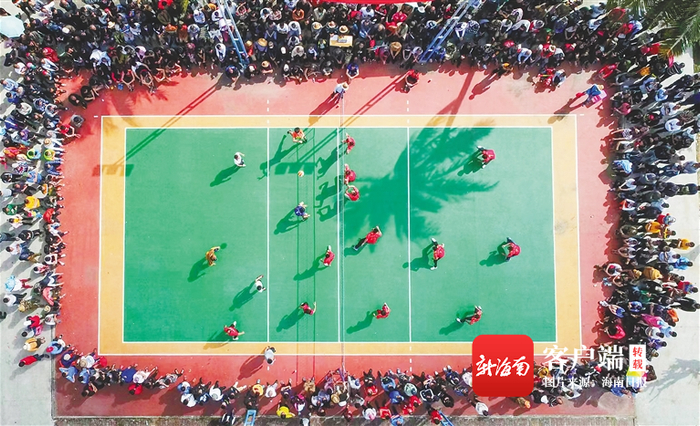 　　2018年2月26日，文昌东阁镇举办排球大赛，观众挤满了镇委大院。海南日报记者袁琛摄