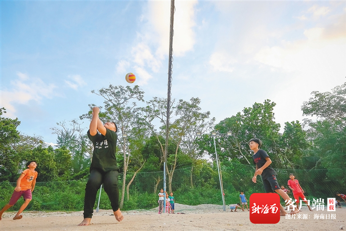 　　文昌东阁镇的孩子在打排球。海南日报记者袁琛摄