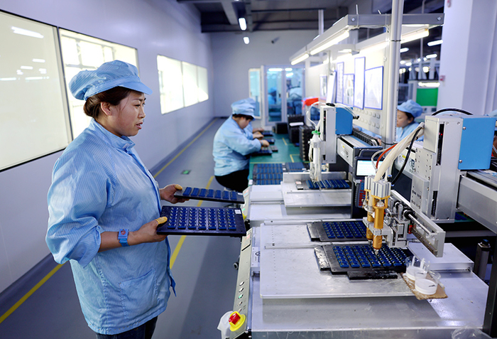 希磁科技智能传感器生产线（刘晨/摄）