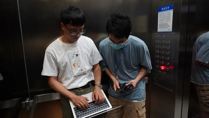 在电梯间测试腾讯会议稳定性（受访者供图）