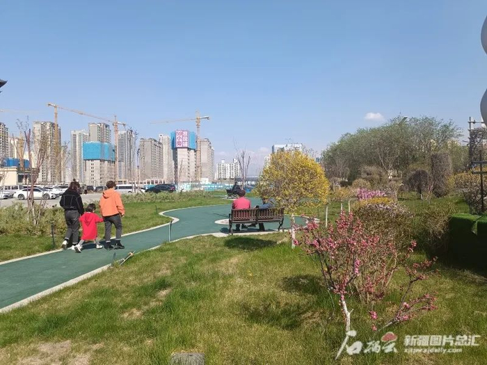 4月23日，在水磨沟区龙鹏路与红光山路交会处，一处小游园基本建成。石榴云/新疆日报记者胡大敏摄