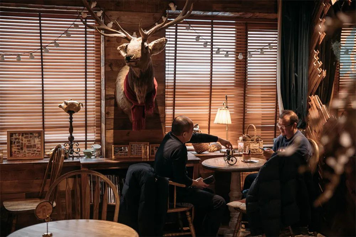 鹿鱼咖啡白天是咖啡馆，晚间是酒吧