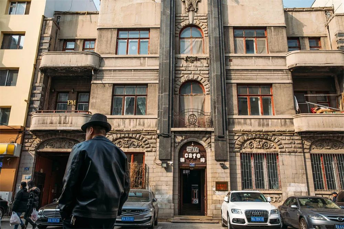 鹿鱼咖啡开在中央大街旁，这栋老建筑建于1931年，曾是一家俄国犹太人开的私人医院