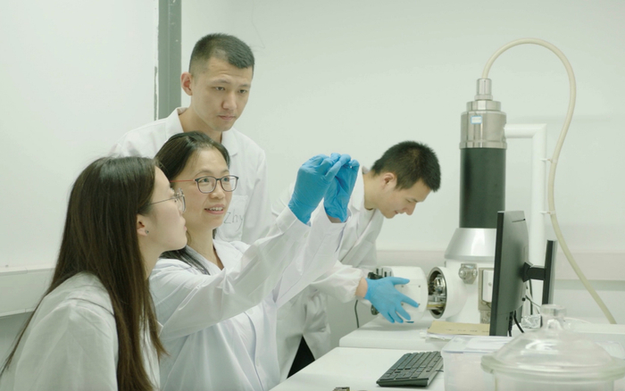 覃小红研究团队在做实验。（学校供图）