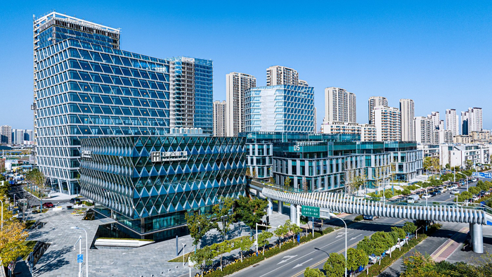 董铺湖风投创投街区。（彭俊 摄）