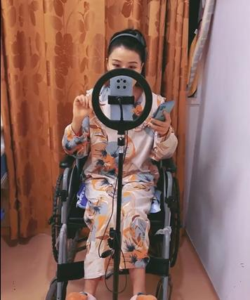 骨折受伤后的吴姣姣几乎每天都坐在轮椅上直播。受访者供图