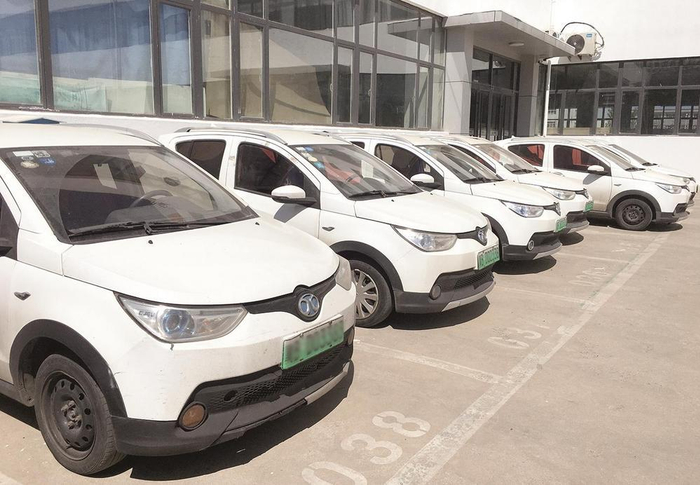     新能源汽车成为企业商务用车新选择，图为唐山一家高新企业购买的新能源汽车。  本报记者 张北男 摄
