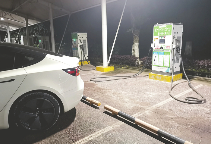 刘女士的车在遭遇充电桩故障后无法启动。图为涉事车辆和充电桩&nbsp;受访人供图